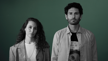 Naama Weinberg (links) und Alon Gat, Angehörige von Geiseln der Hamas.