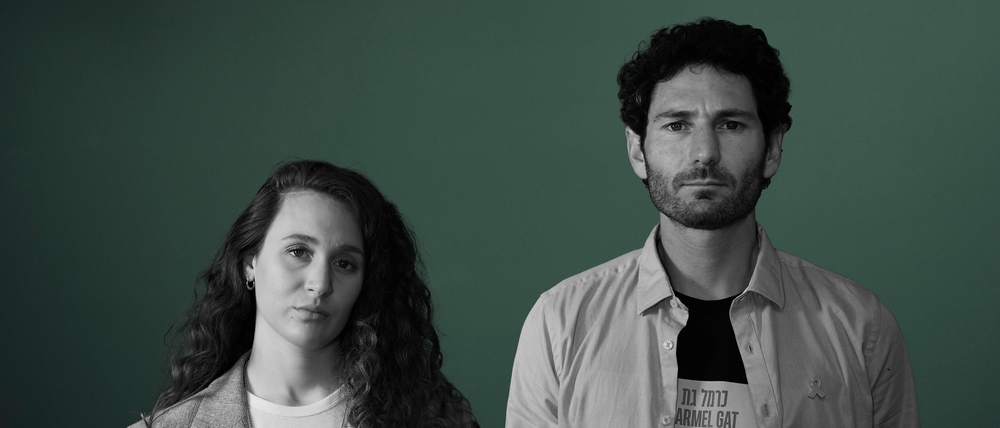 Naama Weinberg (links) und Alon Gat, Angehörige von Geiseln der Hamas.
