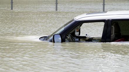 Vereinigte Arabische Emirate, Dubai: Ein Geländewagen steht im Hochwasser.