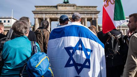 Teilnehmer einer Demonstration am Brandenburger Tor bekunden Solidarität mit Israel (Archivbild vom 23. Oktober 2023).