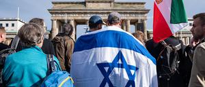 Teilnehmer einer Demonstration am Brandenburger Tor bekunden Solidarität mit Israel (Archivbild vom 23. Oktober 2023).