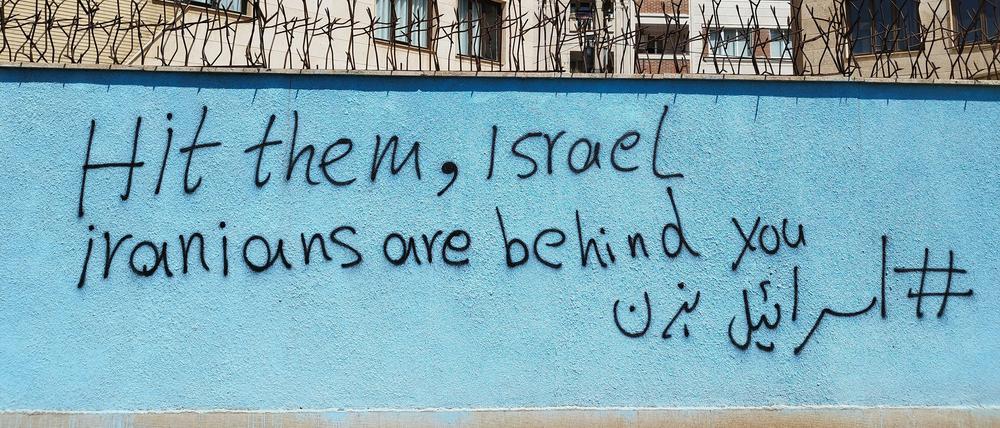 Pro-israelische Graffiti im Iran: „Schlagt zu Israel, die Iraner stehen hinter euch“.
