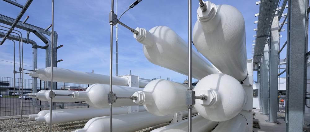 Wasserstoffspeicher stehen bei einer Erzeugungsanlage für grünen Wasserstoff am Gelände der Wien Energie. Bei der Wasserstoffelektrolyse wird unter Einsatz von Strom das Wasser in Wasserstoff und Sauerstoff gespalten.
