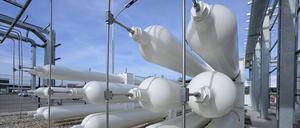 Wasserstoffspeicher stehen bei einer Erzeugungsanlage für grünen Wasserstoff am Gelände der Wien Energie. Bei der Wasserstoffelektrolyse wird unter Einsatz von Strom das Wasser in Wasserstoff und Sauerstoff gespalten.