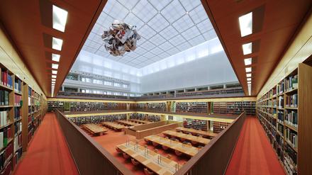 04.11.2019, Berlin, Deutschland - Schluesseluebergabe und Pressevorbesichtigung anlaesslich der Fertigstellung der Generalsanierung der Staatsbibliothek Unter den Linden in Berlin. Foto: Blick in den Lesesaal der Staatsbibliothek. *** 04 11 2019, Berlin, Germany Key handover and press preview on the occasion of the completion of the general renovation of the Staatsbibliothek Unter den Linden in Berlin Photo View into the reading room of the Staatsbibliothek
StaaBi