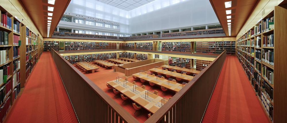 04.11.2019, Berlin, Deutschland - Schluesseluebergabe und Pressevorbesichtigung anlaesslich der Fertigstellung der Generalsanierung der Staatsbibliothek Unter den Linden in Berlin. Foto: Blick in den Lesesaal der Staatsbibliothek. *** 04 11 2019, Berlin, Germany Key handover and press preview on the occasion of the completion of the general renovation of the Staatsbibliothek Unter den Linden in Berlin Photo View into the reading room of the Staatsbibliothek
StaaBi