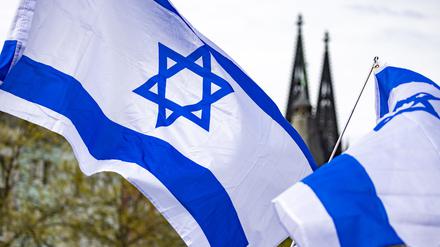 Israelische Flaggen wehen während der Kundgebung „Allianz gegen Antisemitismus ruft zur Solidarität mit Israel auf“.