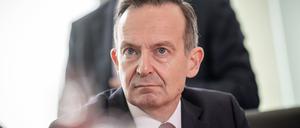 Volker Wissing (FDP), Bundesminister für Verkehr und Digitales, wartet auf den Beginn der wöchentlichen Kabinettssitzung im Bundeskanzleramt. 