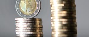Euro-Münzen sind übereinander gestapelt. 