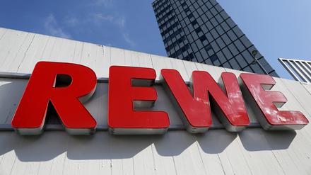 Rewe-Logo: Die Supermarktkette nutzt Lieferando künftig als Verkaufsplattform. 