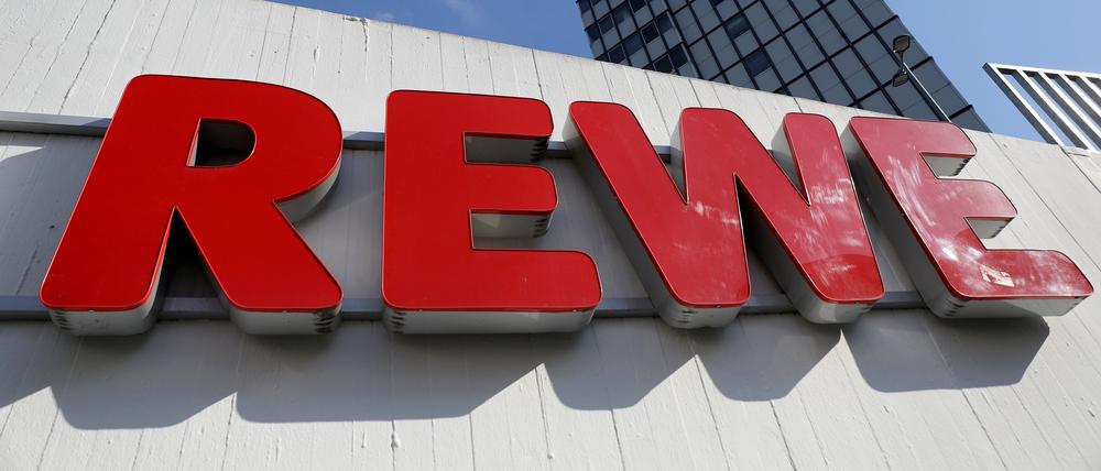 Rewe-Logo: Die Supermarktkette nutzt Lieferando künftig als Verkaufsplattform.