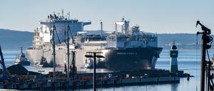 Die fast 300 Meter lange „Energos Power“ dient auf Mukran als schwimmendes LNG-Terminal