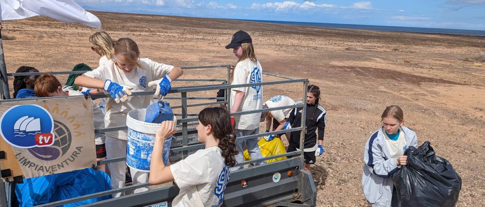Beach-Clean-Up Reinickendorfer Jugendlicher auf Fuerteventura.