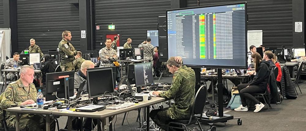 „Locked Shields“: Nato und Bundeswehr üben sich in hybrider Kriegsführung in einer Messehalle in Kalkar am Niederrhein.
