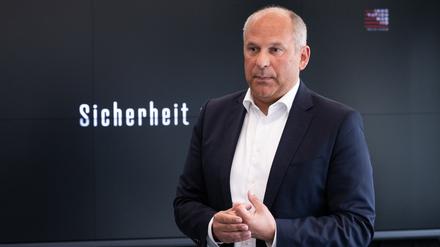 Der hessische Innenminister Roman Poseck (CDU) besucht 2024 den „Innovation Hub 110“ der hessischen Polizei in Frankfurt.