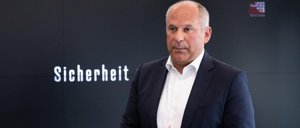 Der hessische Innenminister Roman Poseck (CDU) kommt seiner Kollegin im Bund, Nancy Faeser (SPD), entgegen. Die Innenministerin will eine bundesweite Cybersicherheitsbehörde.