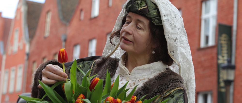 Am Wochenende verwandelt sich das Holländische Viertel Potsdam wieder in ein buntes „Klein-Amsterdam“. Mit dabei ist die historische Keukenhof-Figur Jacoba van Beieren.