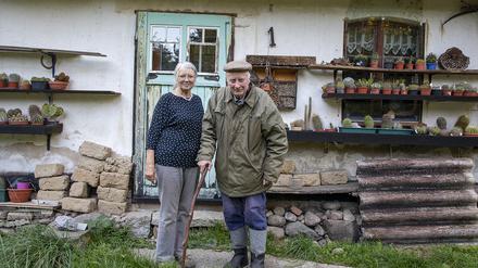 Das Foto aus der Reihe „Kiezgesichter“ zeigt Eveline und Hanshenner Dabel in ihrem Garten.