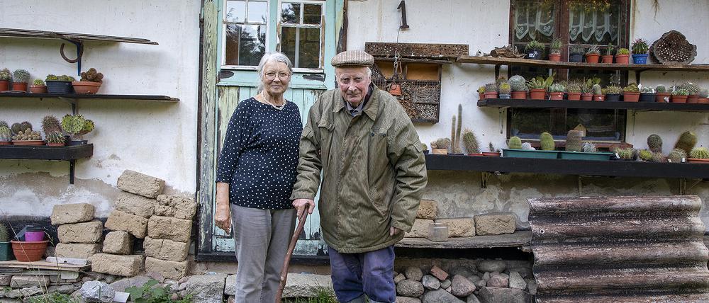 Das Foto aus der Reihe „Kiezgesichter“ zeigt Eveline und Hanshenner Dabel in ihrem Garten.