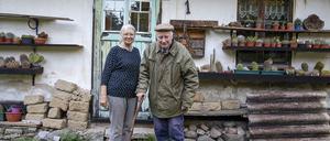 Das Foto aus der Reihe „Kiezgesichter“ zeigt Eveline und Hanshenner Dabel in ihrem Garten.
