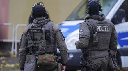 Scharfschützen sichern die Gedenkveranstaltung für die Opfer der deutschen Teilung anlässlich 30 Jahre Mauerfall an der Mauer-Gedenkstätte in der Bernauer Straße. Berlin (Symbolbild)