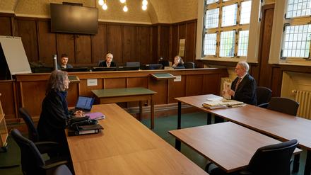 Blick in den Saal 142 zu Beginn eines Prozesses am Landgericht, bei dem es um Schmerzensgeld nach einem tödlichen Polizeieinsatz im Jahr 2016 geht. Es geht um den Tod eines damals 29-jährigen Flüchtlings, der von der Polizei erschossen wurde, weil er laut Polizei mit einem Messer auf einen Mann losgegangen sein soll, der versucht haben soll, seine sechsjährige Tochter zu vergewaltigen.