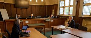 Blick in den Saal 142 zu Beginn eines Prozesses am Landgericht, bei dem es um Schmerzensgeld nach einem tödlichen Polizeieinsatz im Jahr 2016 geht. Es geht um den Tod eines damals 29-jährigen Flüchtlings, der von der Polizei erschossen wurde, weil er laut Polizei mit einem Messer auf einen Mann losgegangen sein soll, der versucht haben soll, seine sechsjährige Tochter zu vergewaltigen.