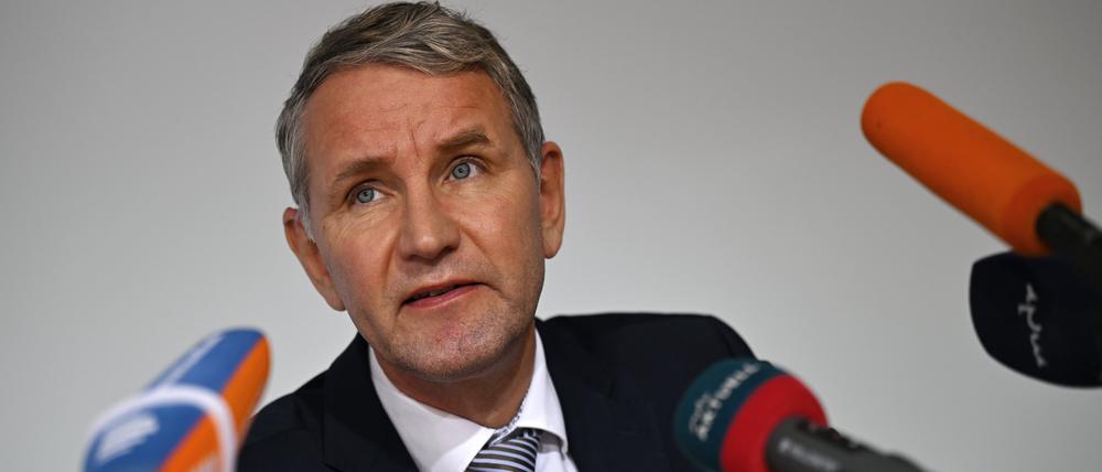 Björn Höcke (AfD), Fraktionsvorsitzender im Thüringer Landtag, spricht während der Landespressekonferenz vor Journalisten.