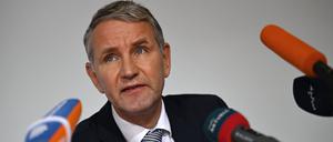 Björn Höcke (AfD), Fraktionsvorsitzender im Thüringer Landtag, spricht während der Landespressekonferenz vor Journalisten. 