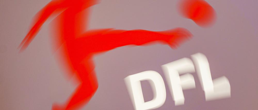 Das Logo der DFL Deutsche Fußball Liga ist am Rande einer DFL-Mitgliederversammlung im Wiesbadener Kongress-Zentrum auf einer Stellwand zu sehen.