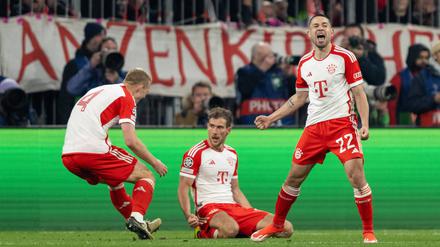 Mathijs de Light, Leon Goretzka und Raphael Guerreiro (von links) jubeln über den Halbfinaleinzug des FC Bayern München.  