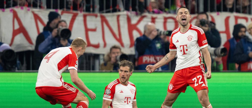 Mathijs de Light, Leon Goretzka und Raphael Guerreiro (von links) jubeln über den Halbfinaleinzug des FC Bayern München.  