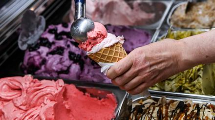 ARCHIV - 24.05.2022, Berlin: Eine Kugel Erdbeereis wird in einer Eisdiele auf eine weitere Kugel in einem Waffelhörnchen gesetzt. (zu dpa: ««Gelato Week Berlin» - Spezielle Eissorten zum Probieren») Foto: Jens Kalaene/dpa +++ dpa-Bildfunk +++