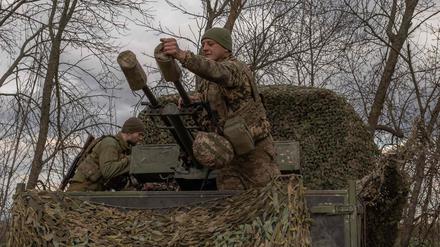 Ukrainische Soldaten bei der Luftabwehr Saporischschja im Süden der Ukraine.