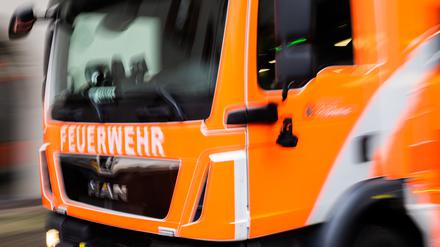 Ein Feuerwehrfahrzeug fährt zu einem Einsatz. 