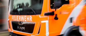 Ein Feuerwehrfahrzeug fährt zu einem Einsatz.