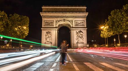 Paris bei Nacht ohne den illuminierten Arc de Triomphe wäre nur das halbe Vergnügen.