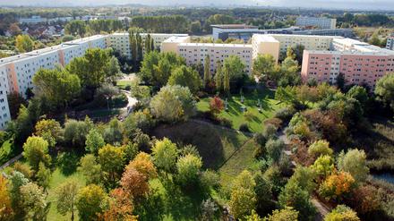 Bildnummer: 52167017 Datum: 13.10.2007 Copyright: imago/NBL Bildarchiv Wohnblöcke umschließen eine parkähnliche Grünanlage in Berlin-Hohenschönhausen, Gebäude, außen, Außenansicht , Landschaft , Highlight; 2007, Berlin, Plattenbau, Plattenbauten, Plattenbausiedlung, Wohnblock, Wohnblocks, Hochhaus, Hochhausblick, Premiumd, Park; , quer, Kbdig, Totale, Vogelperspektive, Perspektive, Deutschland, ,