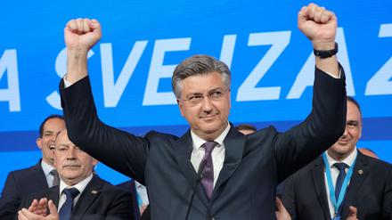 Kroatiens amtierender Ministerpräsident Andrej Plenkovic feiert den Sieg seiner Partei HDZ bei den Parlamentswahlen.