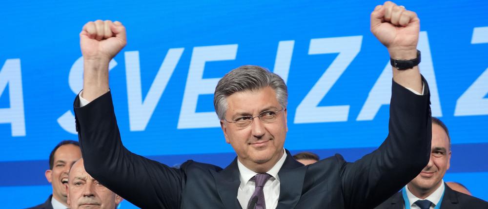 Kroatiens amtierender Ministerpräsident Andrej Plenkovic feiert den Sieg seiner Partei HDZ bei den Parlamentswahlen.