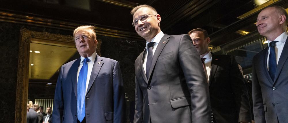 17.04.2024, USA, New York: Der ehemalige US-Präsident Donald Trump trifft sich mit dem polnischen Präsidenten Andrzej Duda im Trump Tower in Midtown Manhattan.