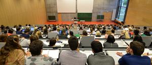 Studienanfänger sitzen während ihrer ersten Juravorlesung in einem Hörsaal der Juristischen Fakultät der Universität Potsdam.