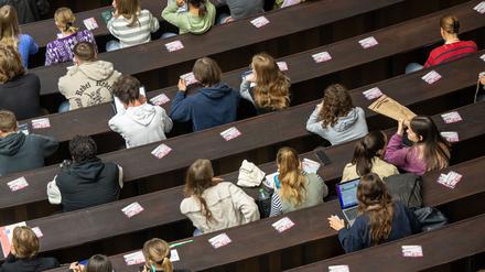 Studenten nehmen an der Einführungveranstaltung teil.
