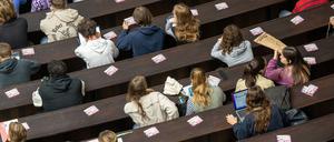 Studenten nehmen an der Einführungveranstaltung teil.