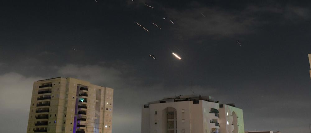 Flammen von Explosionen erscheinen am Himmel über Tel Aviv, während Israels Raketenabwehrsystem Raketen und Drohnen aus dem Iran abfängt.