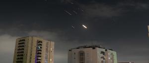 Flammen von Explosionen erscheinen am Himmel über Tel Aviv, während Israels Raketenabwehrsystem Raketen und Drohnen aus dem Iran abfängt. 