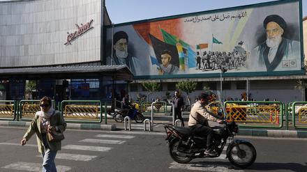 Plakat mit Irans Staatsoberhaupt Ajatollah Ali Chamenei in einer Straße von Teheran.