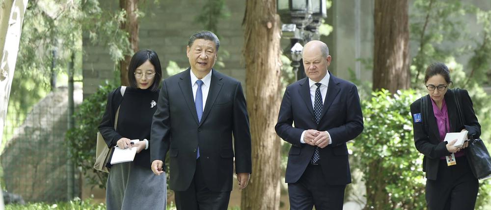 Xi Jinping und Olaf Scholz bei einem Spaziergang in Peking am 16. April 2024.