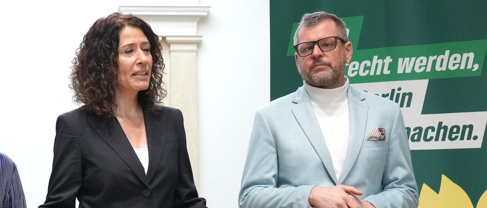 Carsten Schatz (l-r), Anne Helm, Bettina Jarasch und Werner Graf, Fraktionsvorsitzende der Linken beziehungsweise von Bündnis 90/Die Grünen in Berliner Abgeordnetenhaus geben vor Beginn der Plenarsitzung ein Statement ab.