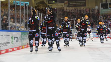 Die Spieler der Fischtown Pinguins lassen sich ausgiebig feiern. Das sorgt für Irritationen bei den Eisbären.
